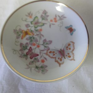 Beautiful 1979 Avon Small butterflies and flowers plate Brazil 22kt gold trim hand painted fine porcelain