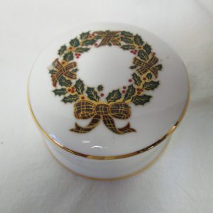 Beautiful Covered Trinket Jewelry Box Fine bone china Royal Daulton Christmas Wreath fine quality