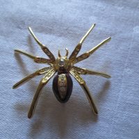 Lot - UNMARKED GOLD TONE BROOCH IN THE FORM OF A SPIDER SET WITH