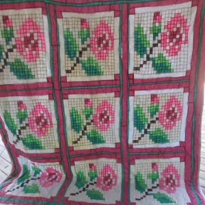 Beautiful Machine made Cotton Rose pattern Quilt Nice Condition 84x92