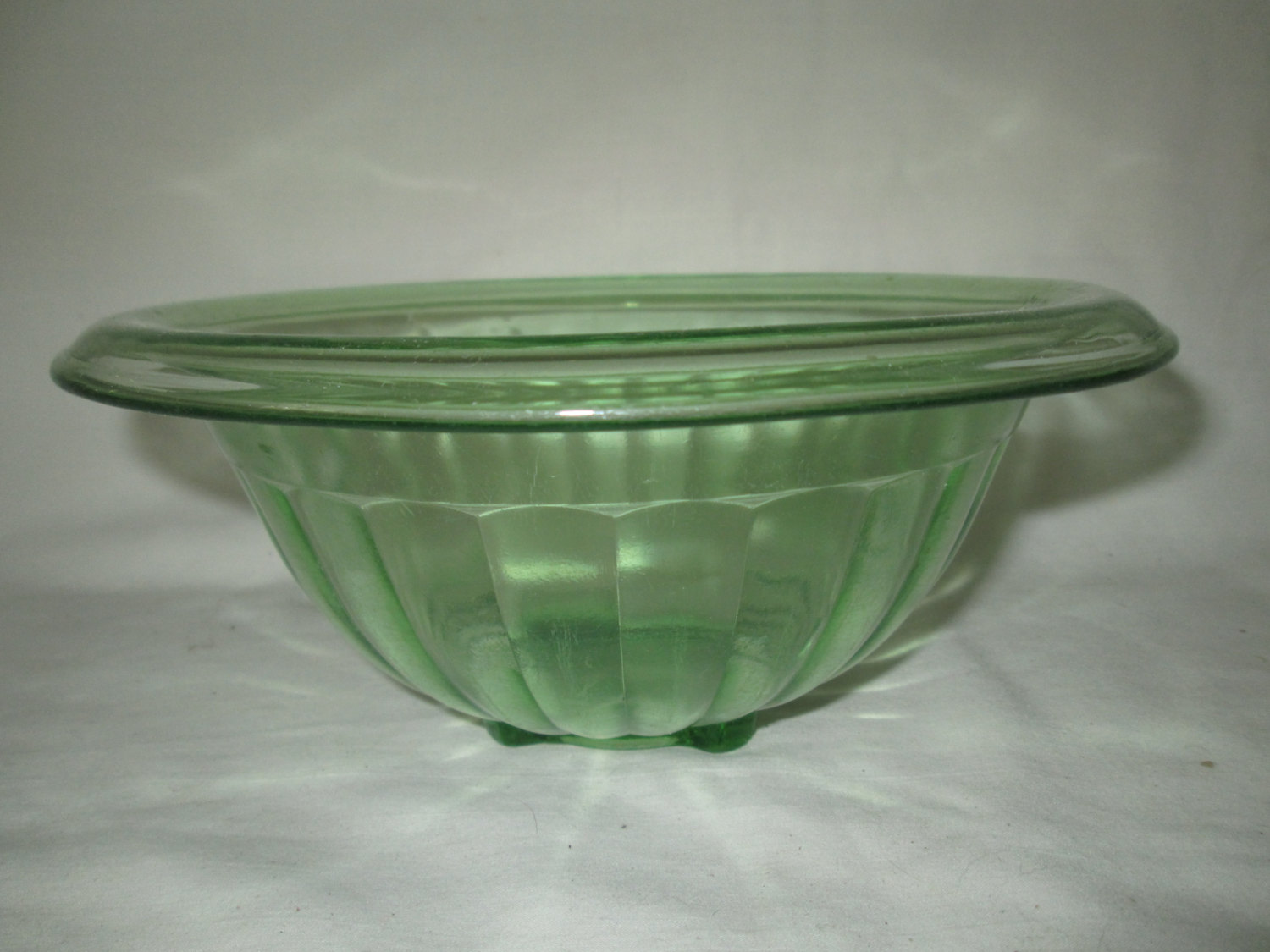 Lot - Vintage Depression Green Uranium Glass Ribbed Batter Bowl with Pour  Spout Mixing Bowl