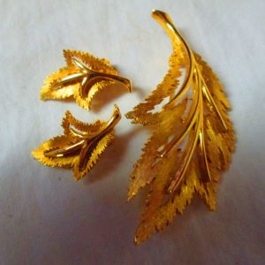 Fantastic Fall Leaf Gold Tone Brooch Pin and Matching Clip Earrings Set marked JJ