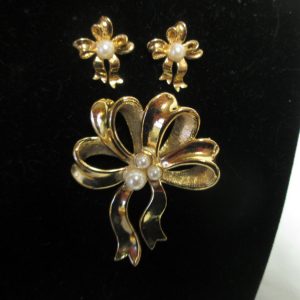 Vintage Beautiful Avon Bow Brooch Pin with Matching Earrings Pearl Centers