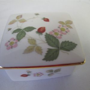 Vintage Fine bone china England Wedgwood Strawberry & Floral Lidded trinket box trimmed in gold Rings jewelry pins trinket buttons
