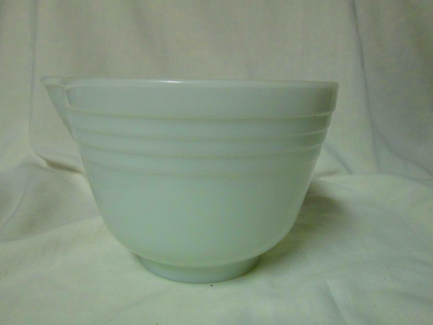 https://www.truevintageantiques.com/wp-content/uploads/2017/06/vintage-glass-mixing-bowl-with-pour-spout-white-milk-glass-5949ae193.jpg