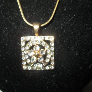 Vintage Jewelry a Beautiful Gold tone Necklace with sparkley rhinestones