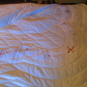 Beautiful King Size Cotton Quilt Polyester Filling White with Rose Pattern Estate Find Really Nice Great Condition