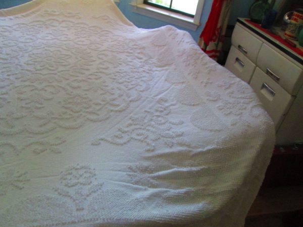 Fantastic Full Size Chenille White on White Bed Spread with Fringe