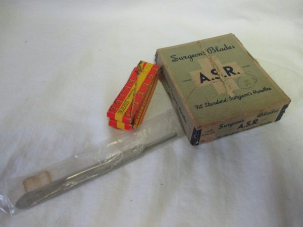 Vintage New Old Stock Boxed Scapel blades pharmacy medical labware surgeons blades 21 pks 6 each 126 blades sealed with scalpel handle