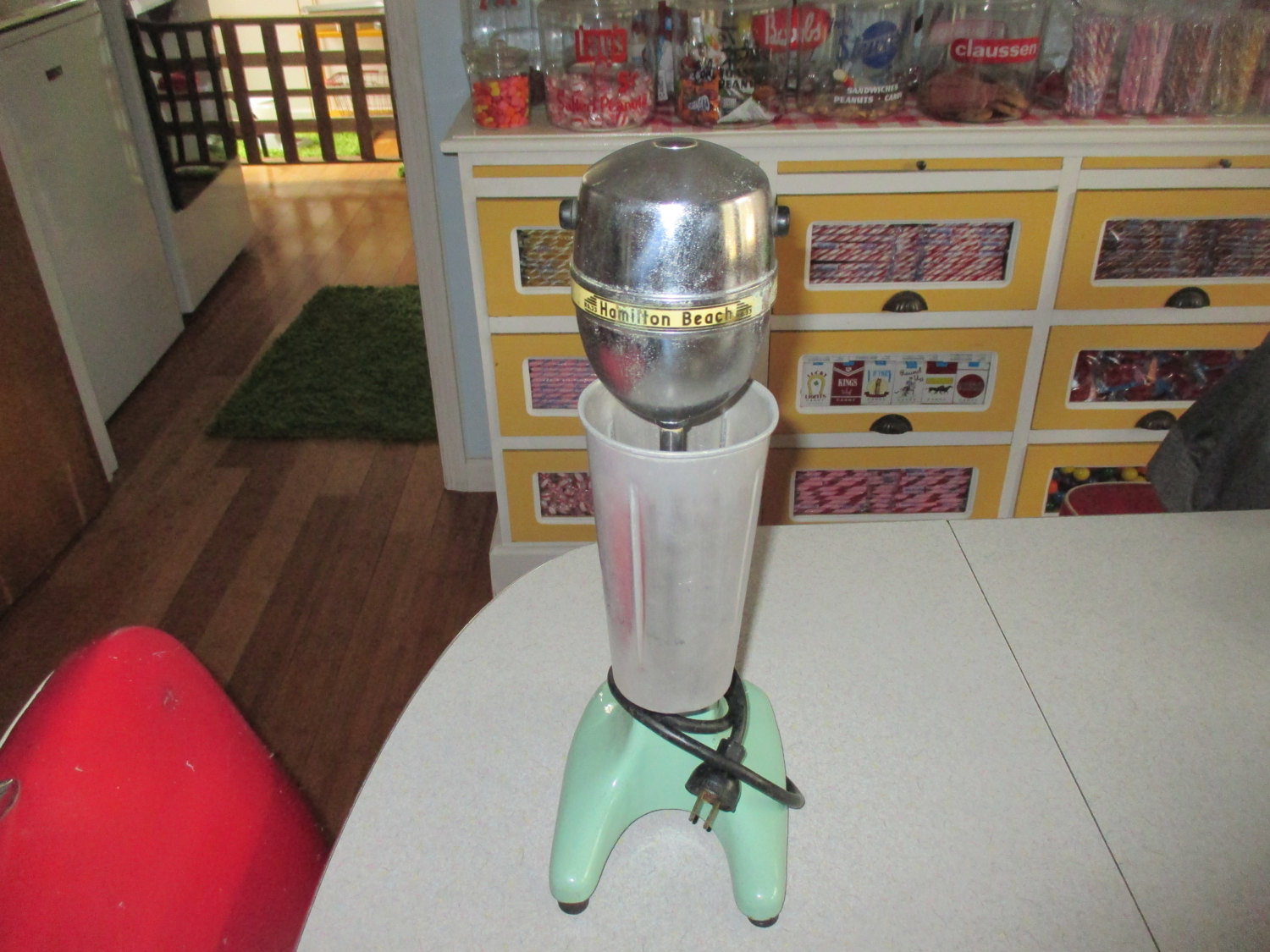 Vintage (1980's) milkshake machine/drink mixer. Works like a champ, my  husband is using it to make tiki drinks🍹 : r/vintagekitchentoys