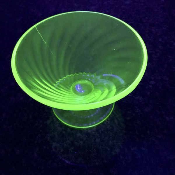 Beautiful Single Depression Green Uranium Glass footed Sorbet with swirl pattern glass fruit dish ice cream bowl