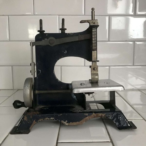 Child size Little Mother Germany primitive sewing machine hand crank Metal 1910's collectible display silver sewing plate