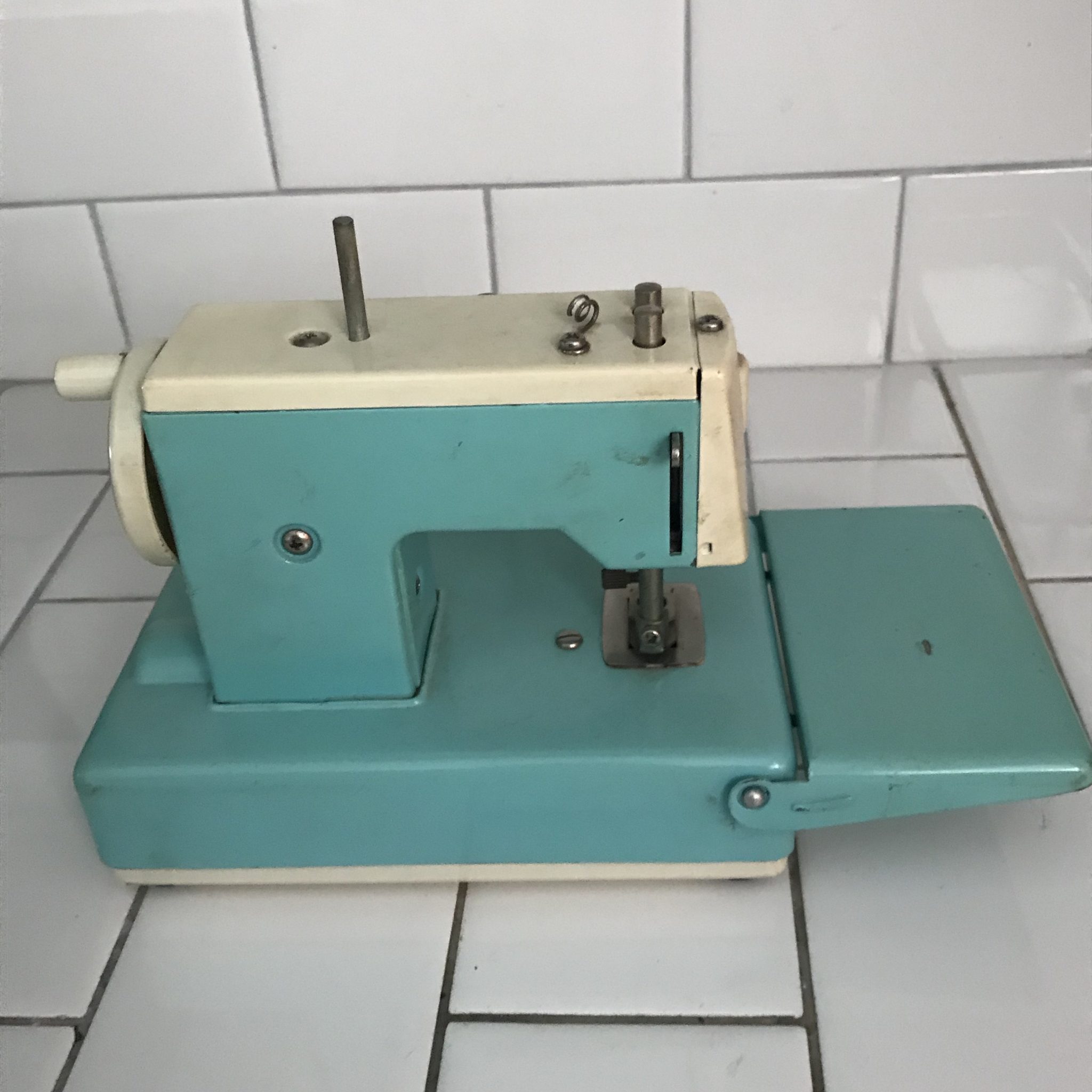 Child size Sewmate Aqua sewing machine hand crank & Battery operated ...