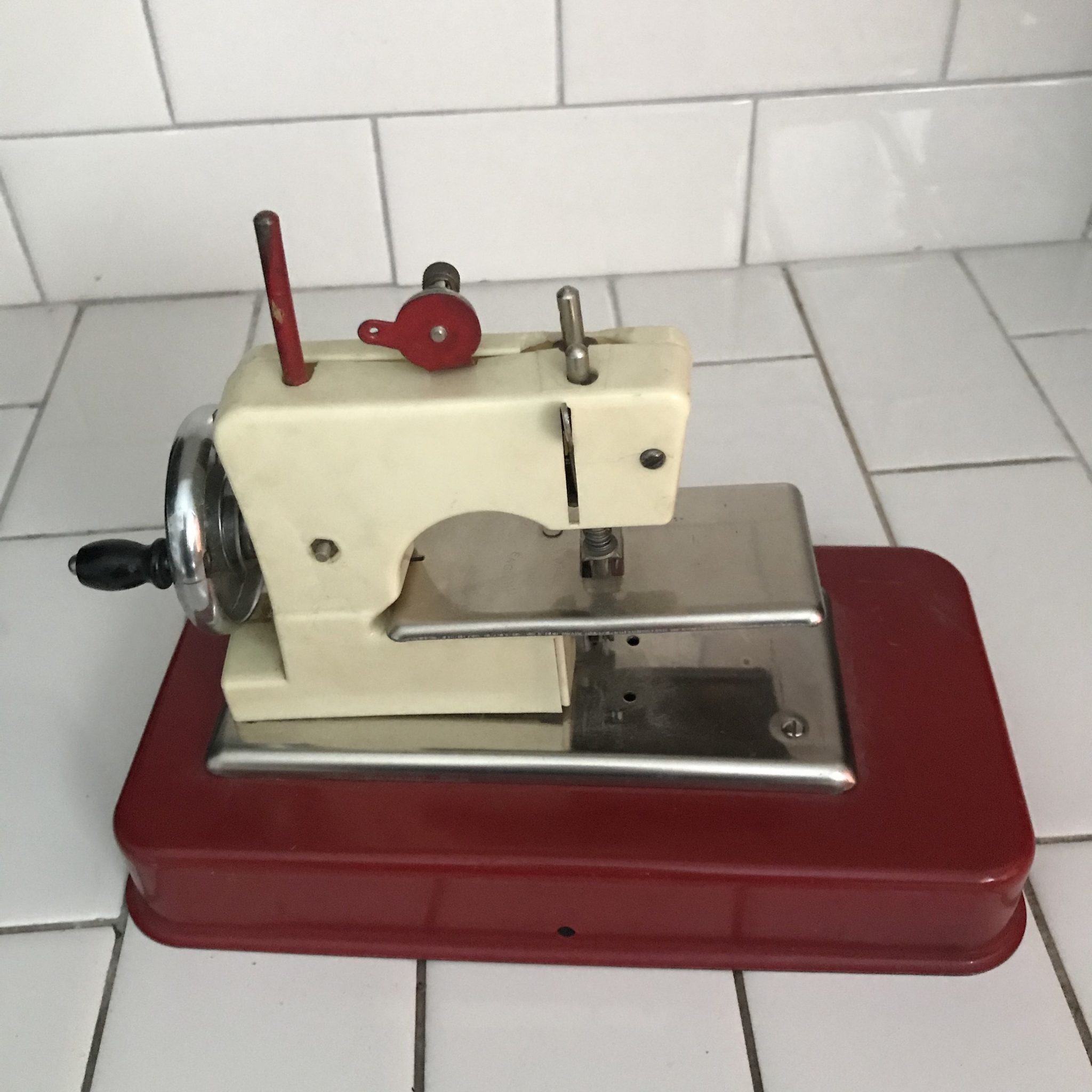 Child size Straco Jet Sew-O-Matic Red and Ivory sewing machine hand ...