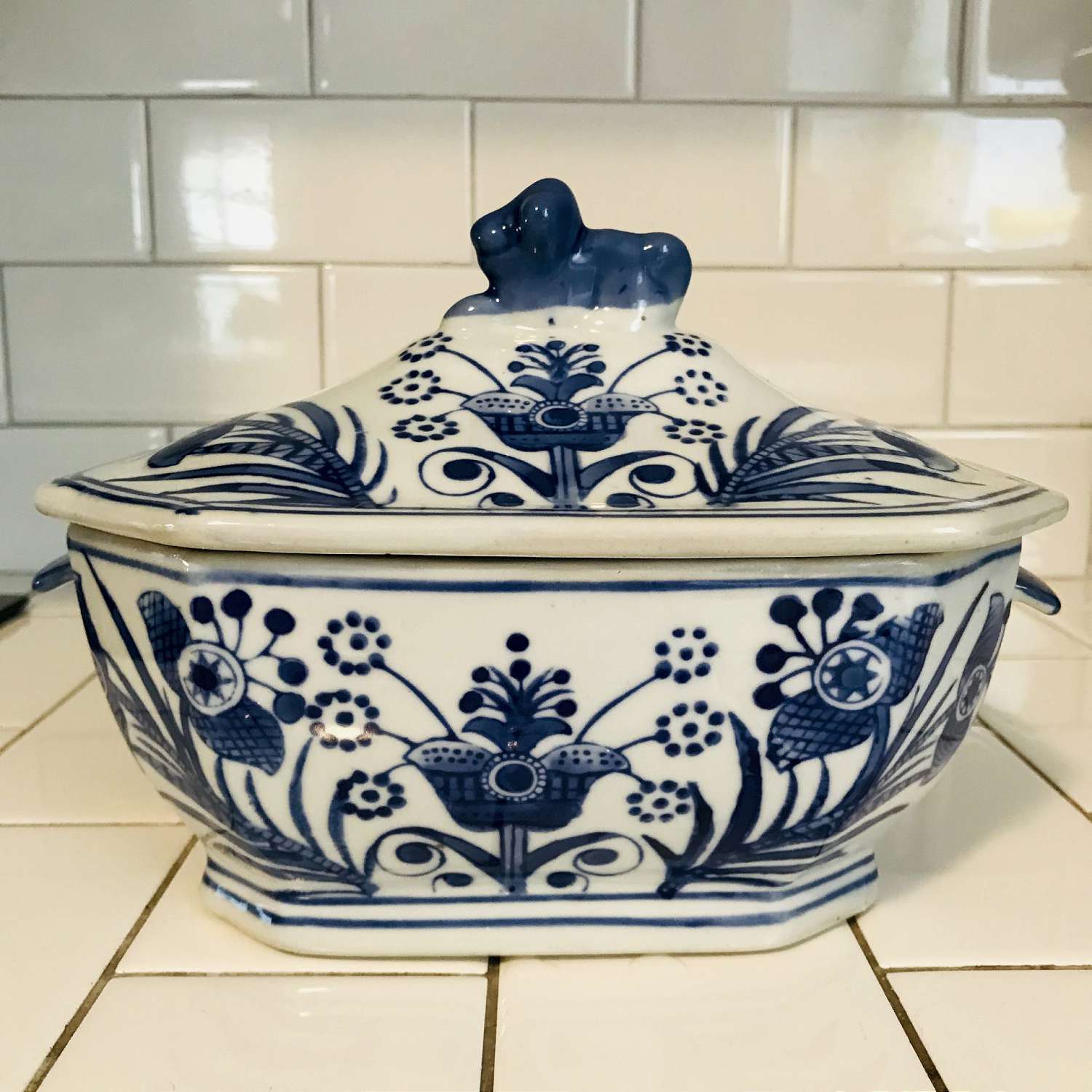 https://www.truevintageantiques.com/wp-content/uploads/2019/12/vintage-casserole-dish-lion-finial-covered-blue-and-white-porcelain-kitchen-display-collectible-farmhouse-folk-art-design-5dfb86bb7-scaled.jpg