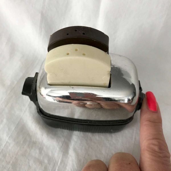 Vintage Salt & Pepper Shakers Toaster with Toast Working Retro Kitchen farmhouse collectible display Chrome and bakelite push handle