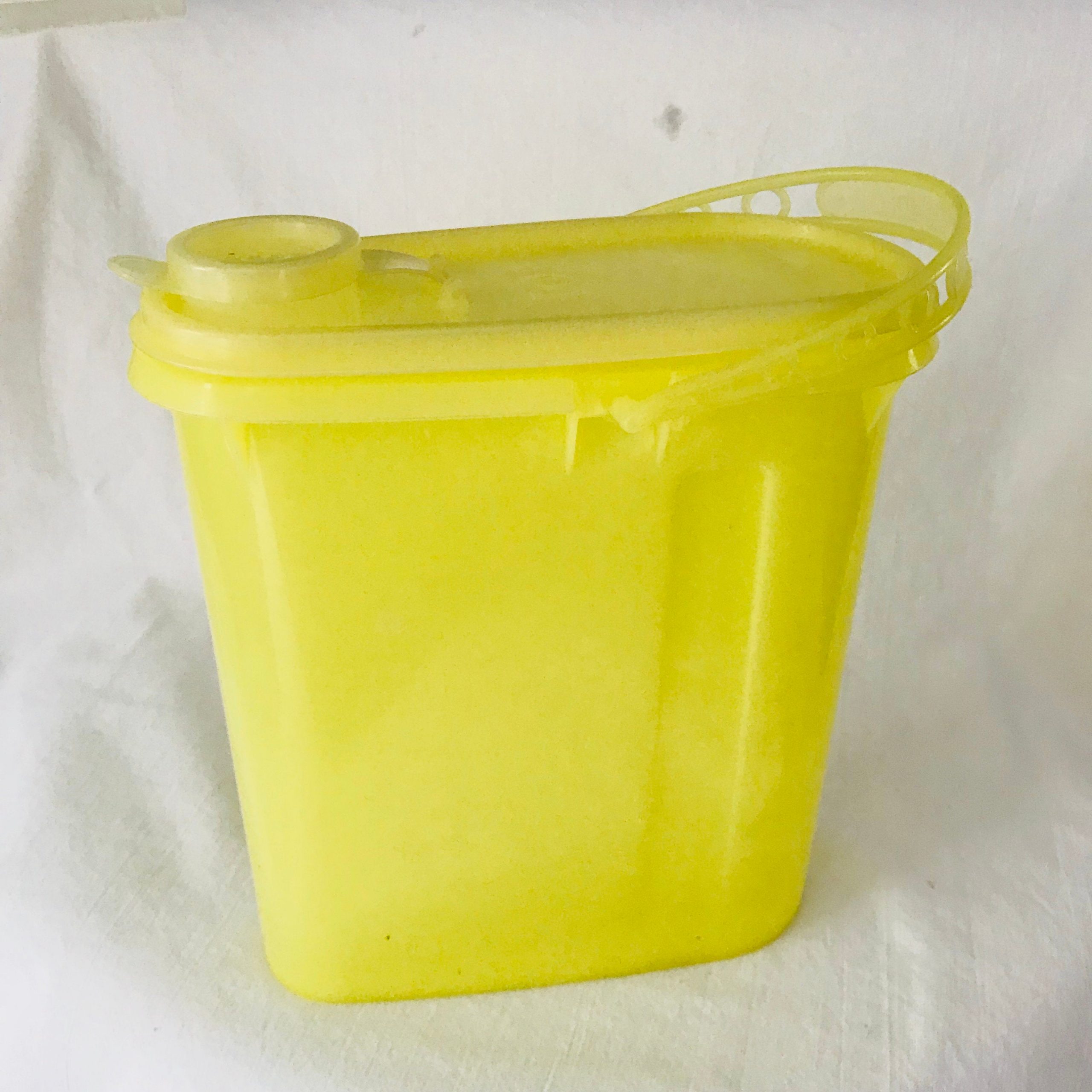Vintage TUPPERWARE 587 Yellow Store N Pour 2QT Beverage Buddy Handle Lid  Pitcher 