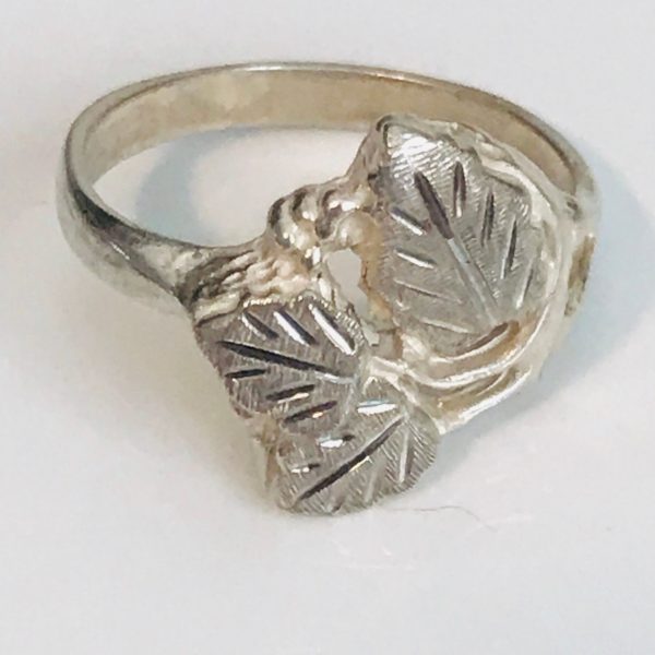 Women's Sterling silver vintage ring diamond cut leaf ring marked .925 size 6 3/4