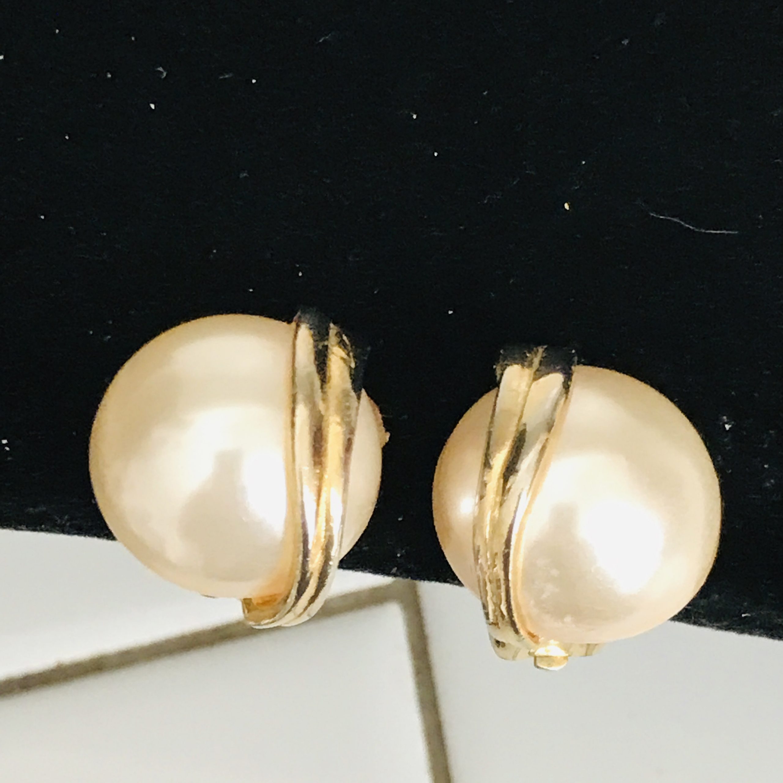 lol Urimelig Fysik Vintage Gold tone earrings with gold tone double half moon trim on large  faux pearls | Carol's True Vintage and Antiques
