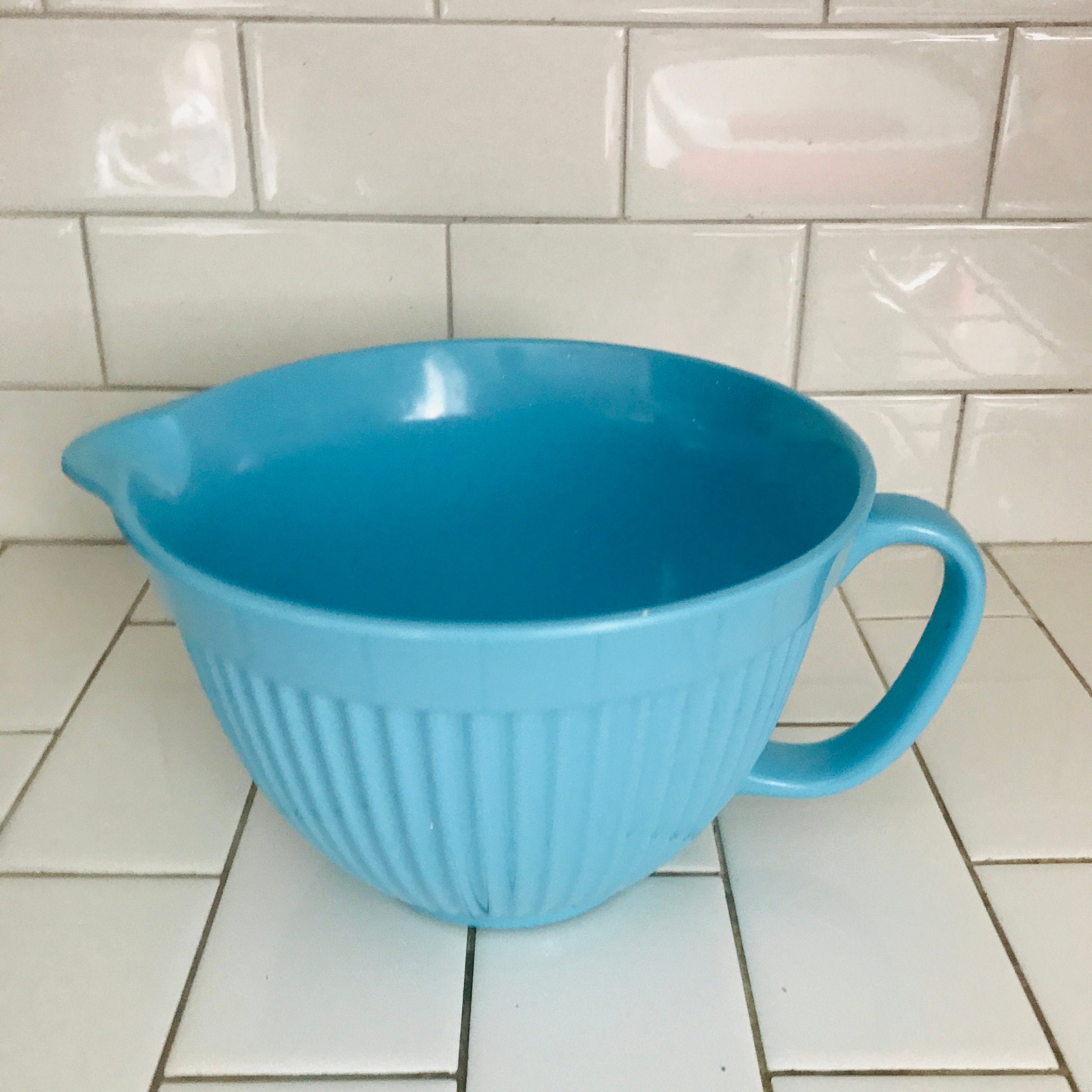 Vintage Melamine Bowl With Pour Spout Mixing Bowl Collectible Display Kitchen Decor Non Slip Base Ribbed With Handle 5f1cb6d01 Scaled 