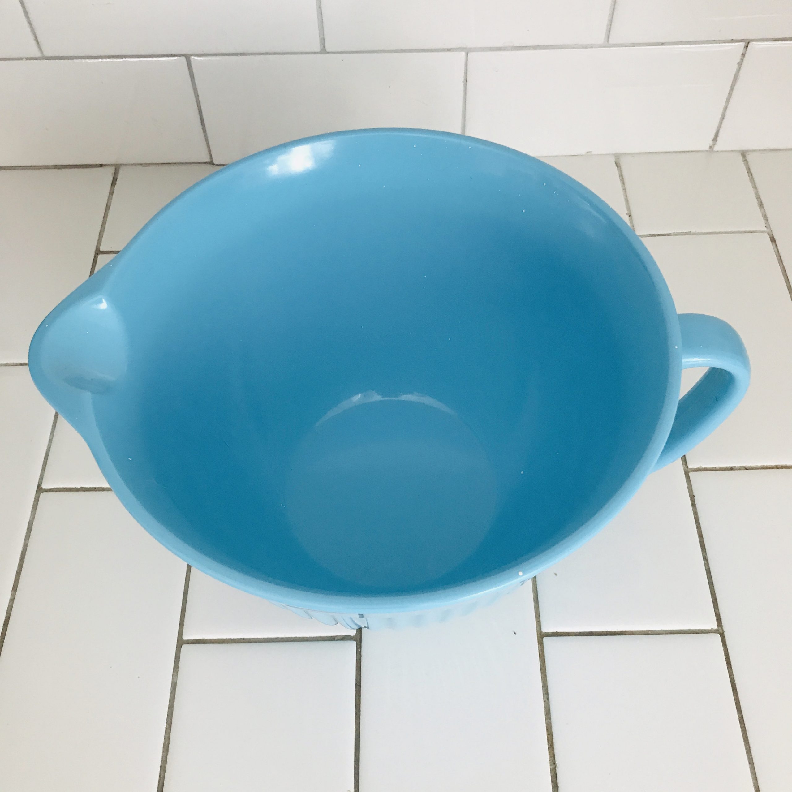 https://www.truevintageantiques.com/wp-content/uploads/2020/07/vintage-melamine-bowl-with-pour-spout-mixing-bowl-collectible-display-kitchen-decor-non-slip-base-ribbed-with-handle-5f1cb6e54-scaled.jpg