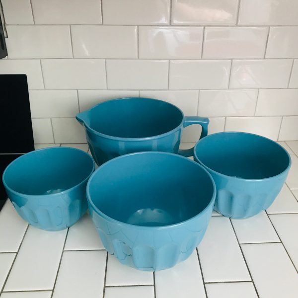 Vintage Set of 4 Melamine Bowls 1 with pour spout mixing bowl collectible display kitchen decor non slip base ribbed with handle