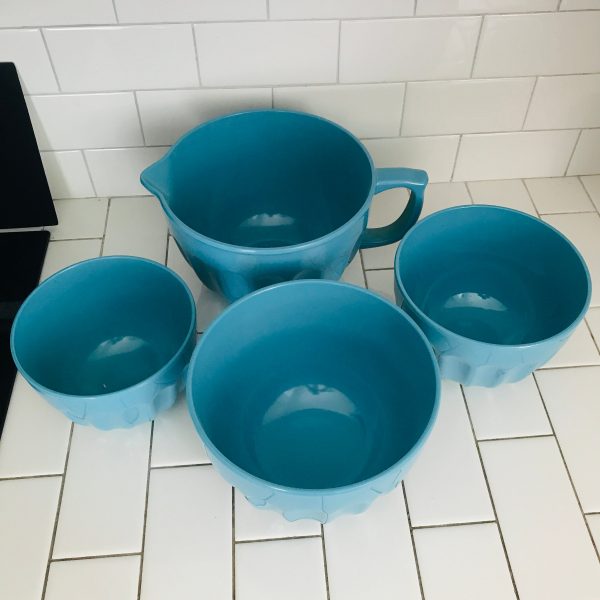 Vintage Set of 4 Melamine Bowls 1 with pour spout mixing bowl collectible display kitchen decor non slip base ribbed with handle