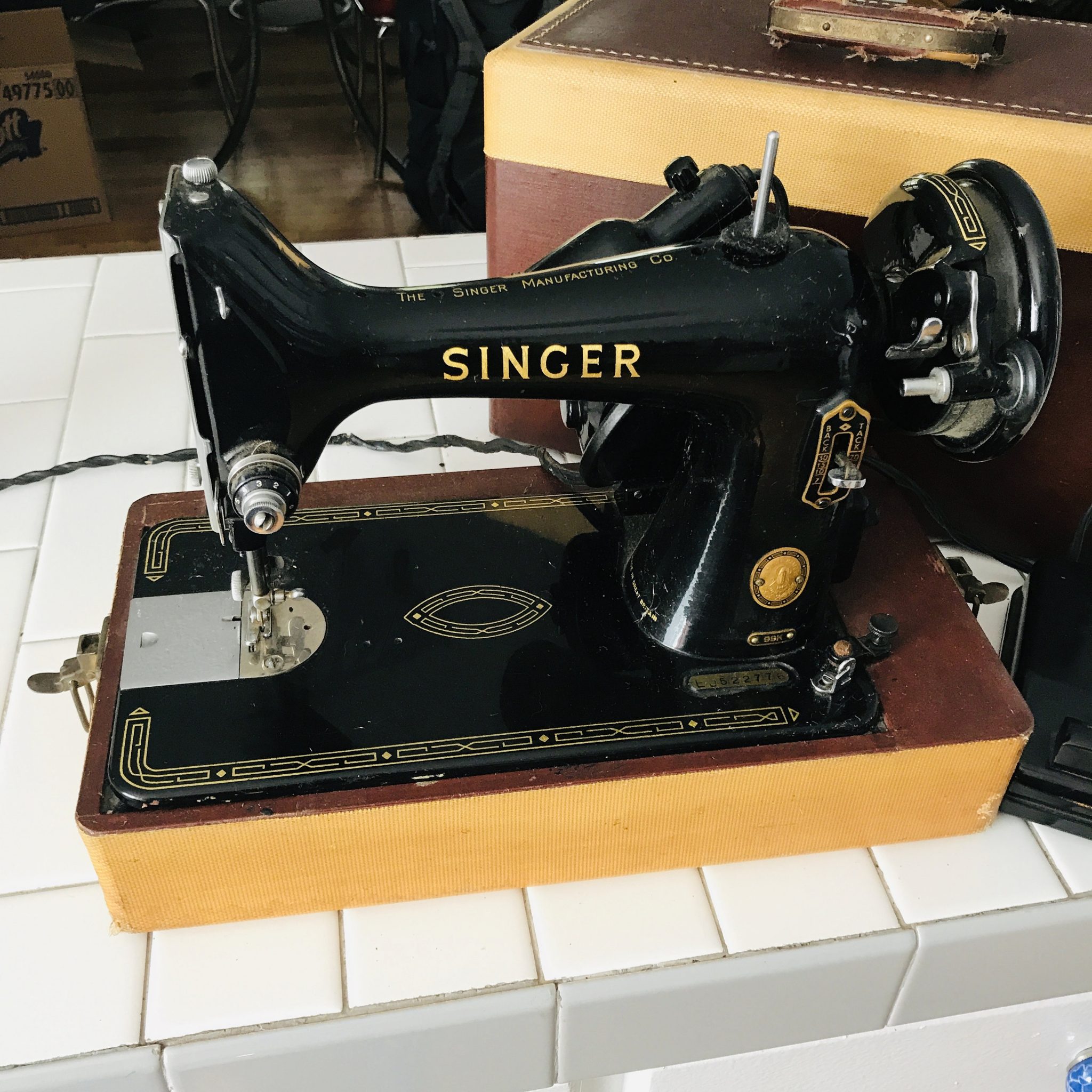 Vintage Singer Sewing Machine WORKING with pedal and hard Case Made